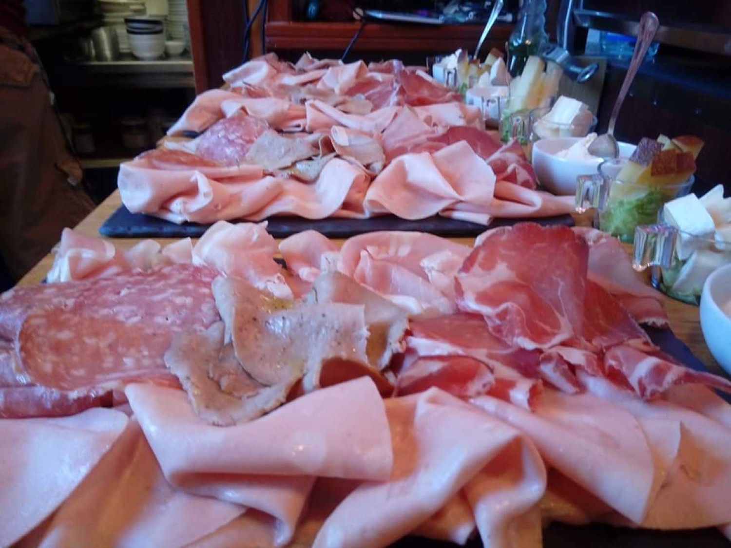 Un grande tagliere di salumi misti e formaggi per l'aperitivo